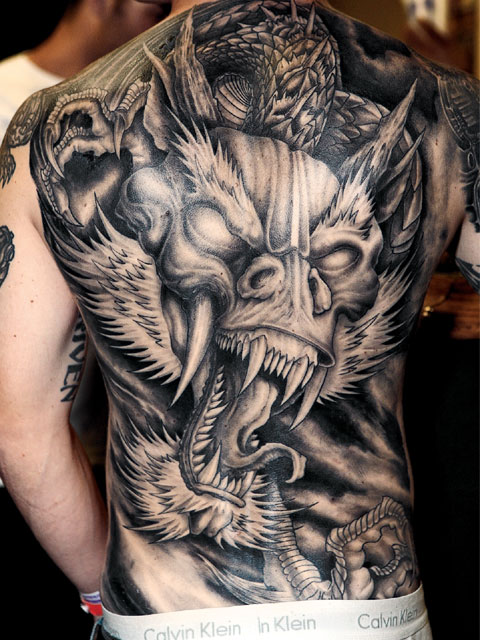 tatouage dragon dos complet