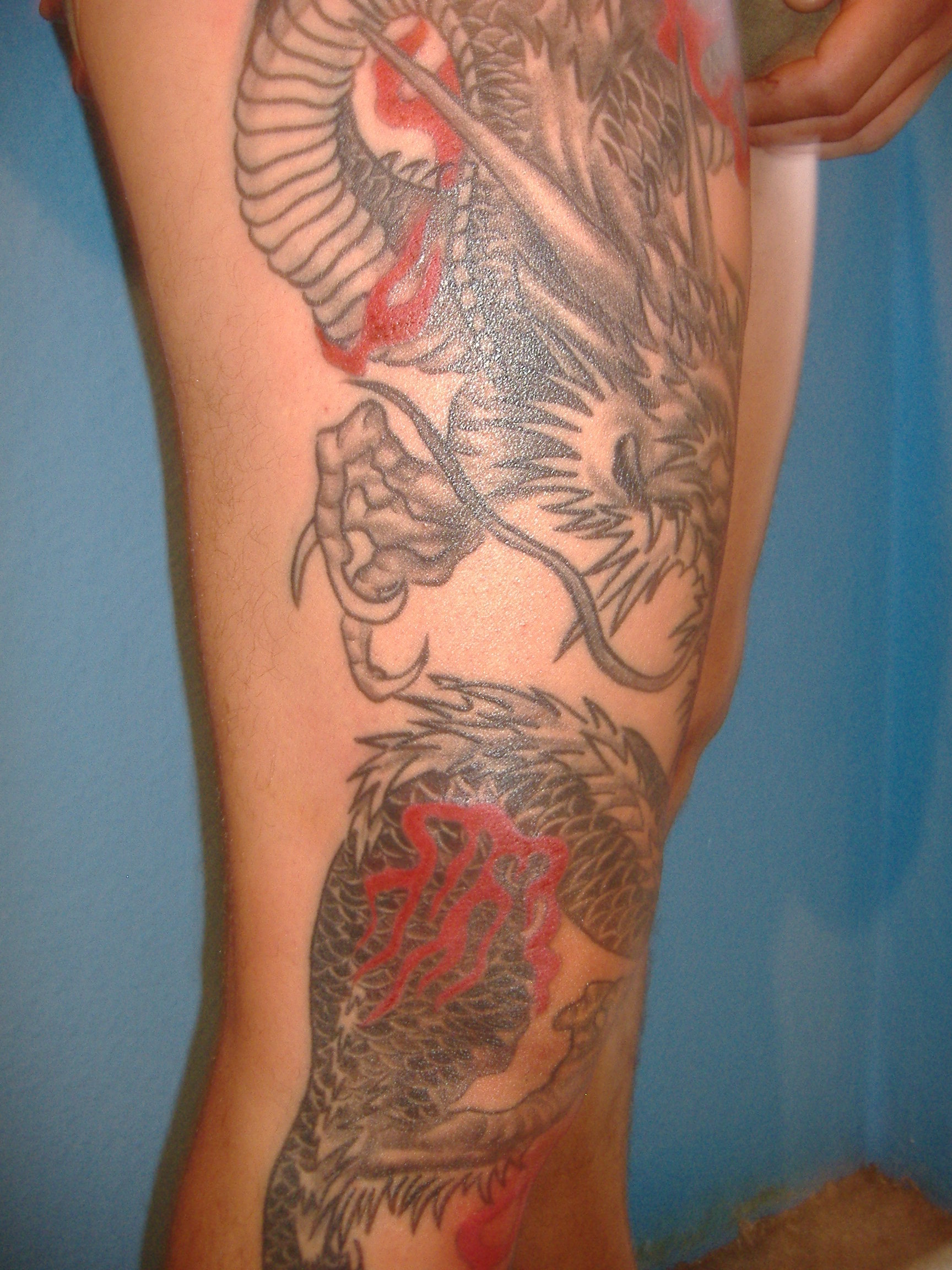 tatouage dragon japonais jambe