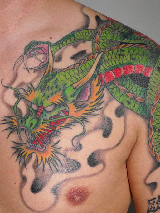 tatouage dragon japonais pectoraux