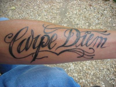 tatouage ecriture gothique avant bras