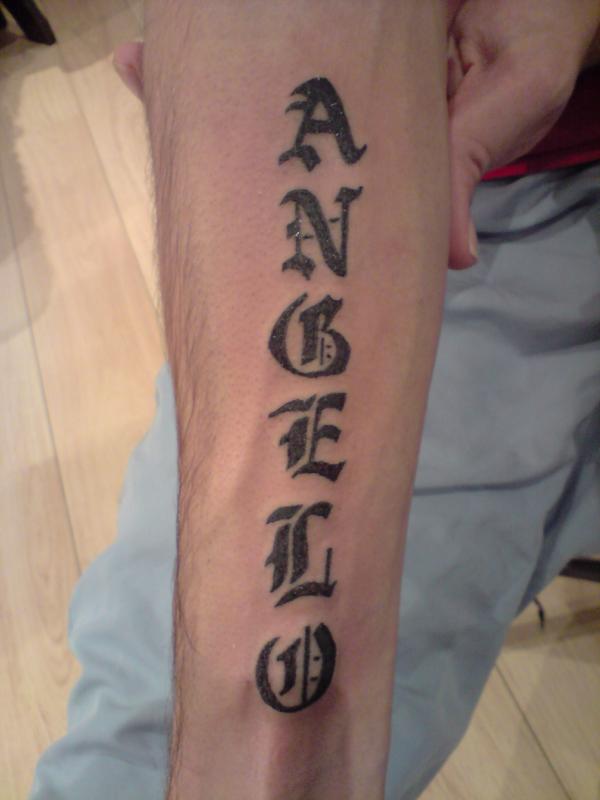 tatouage ecriture prenom gothique