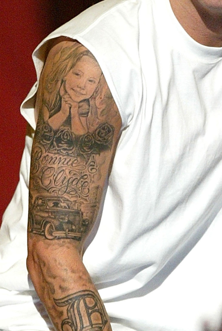 tatouage eminem ventre