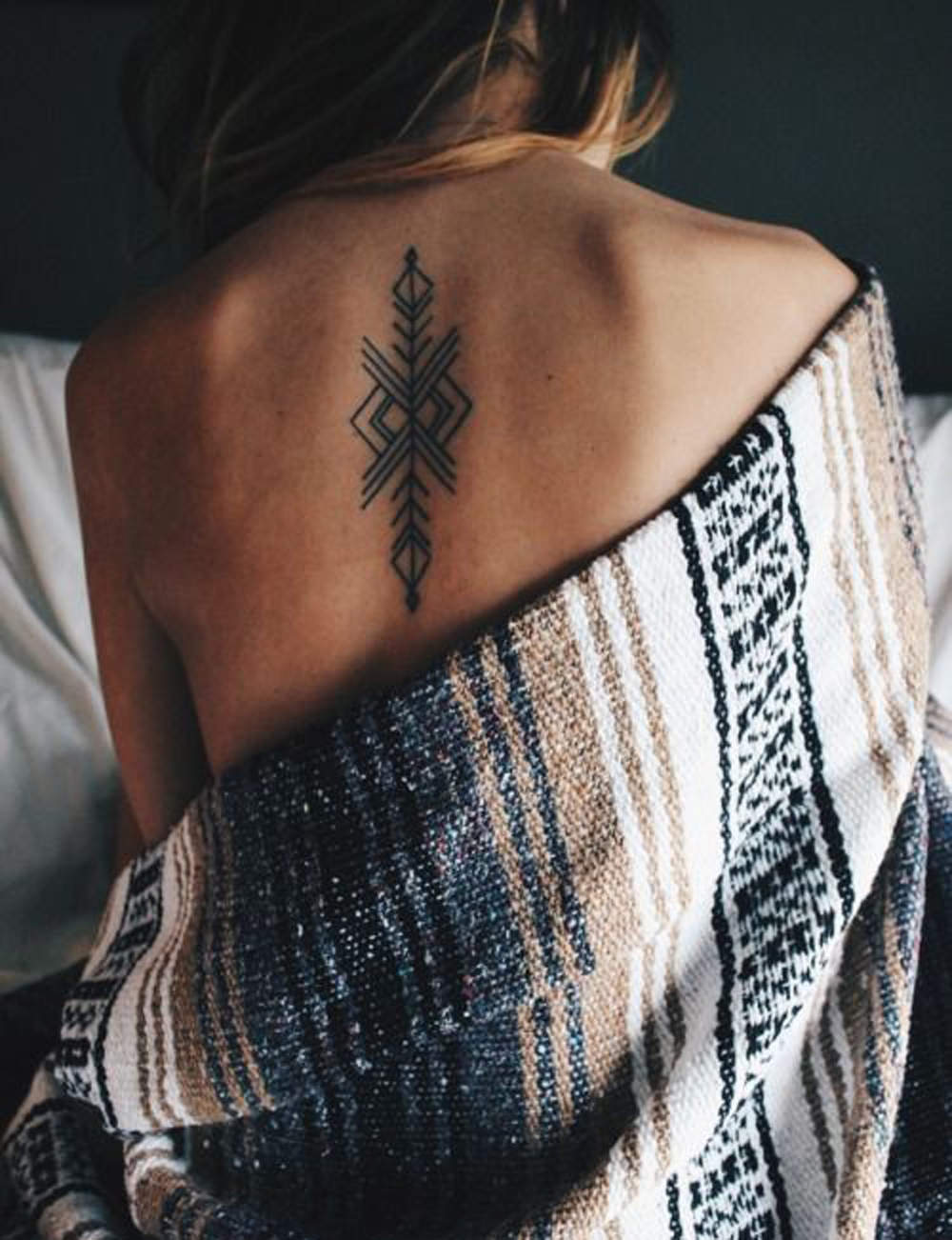 tatouage entre les omoplate