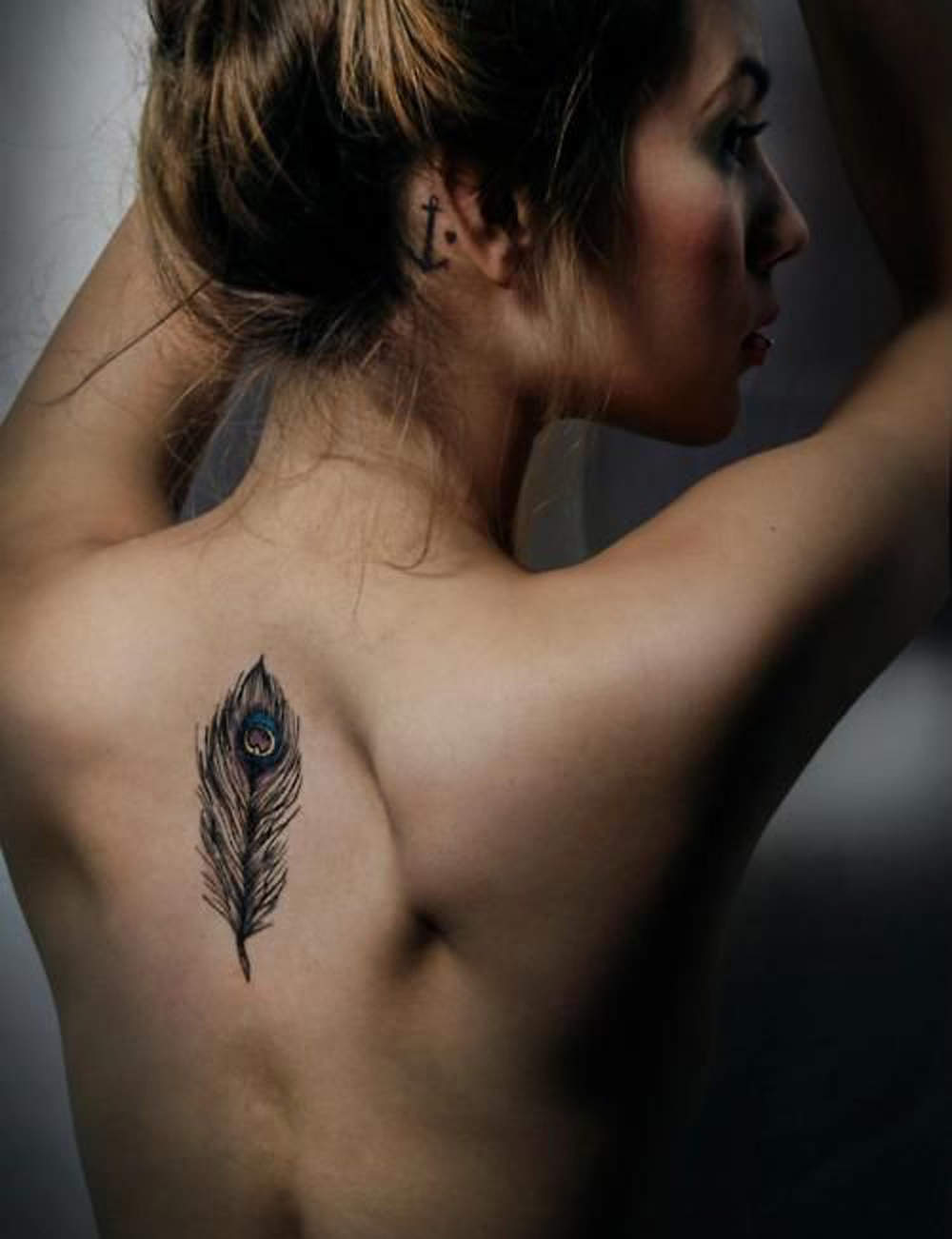 tatouage entre les omoplate