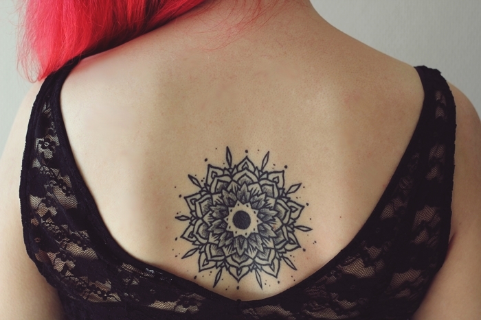 tatouage entre omoplate