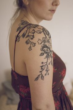 tatouage épaule bras femme