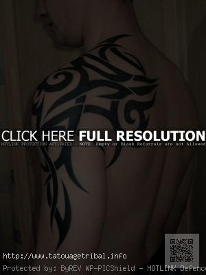 tatouage épaule bras tribal