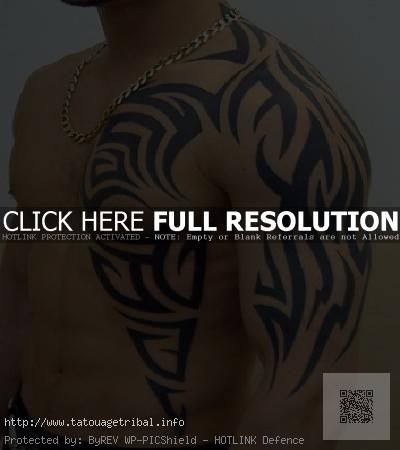 tatouage épaule bras tribal