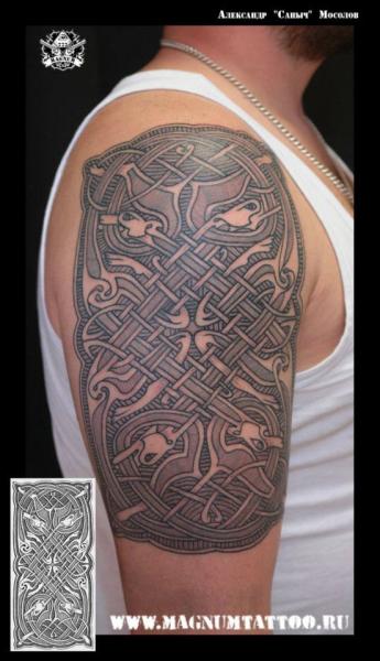 tatouage épaule celte