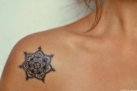 tatouage épaule femme devant