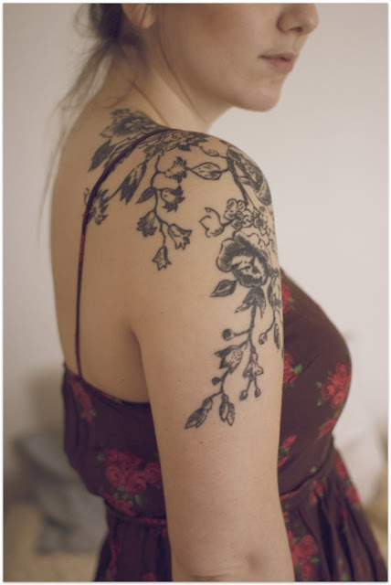 tatouage épaule femme fleur