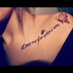 tatouage épaule femme phrase