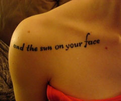 tatouage épaule femme phrase