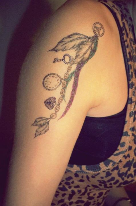 tatouage épaule femme plume