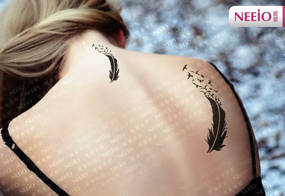 tatouage épaule femme plume