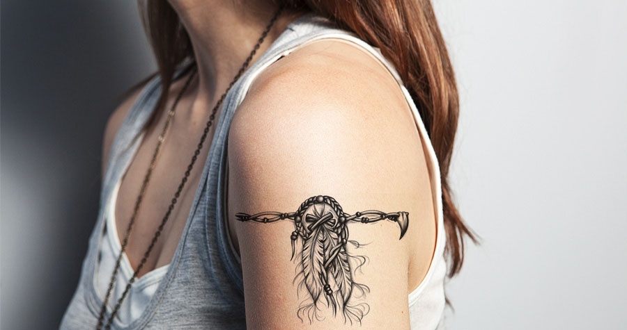 tatouage épaule femme plume