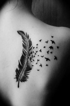tatouage épaule femme plume