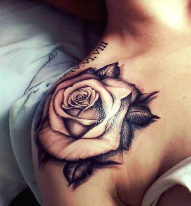 tatouage épaule femme rose