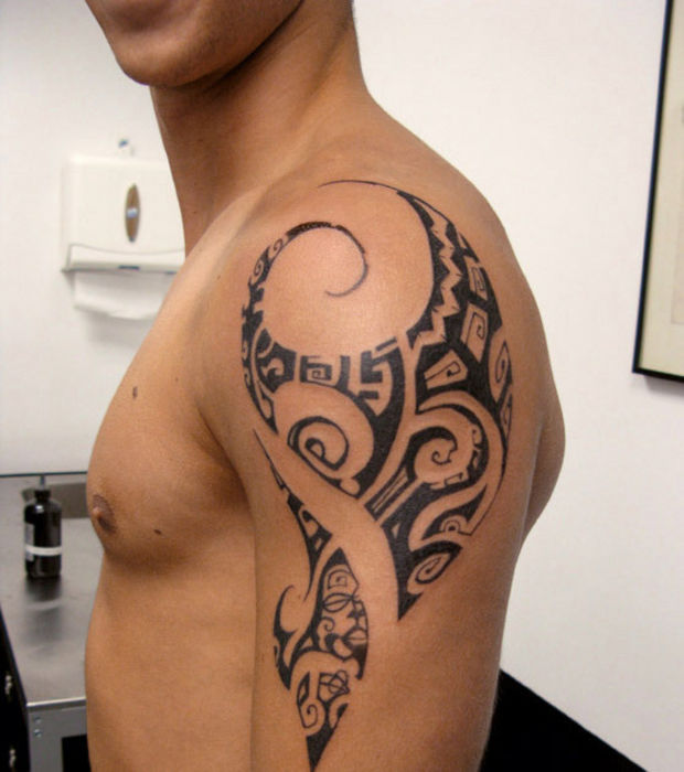 tatouage épaule homme