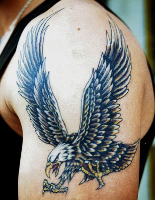 tatouage épaule homme aigle