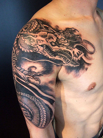 tatouage épaule homme dragon