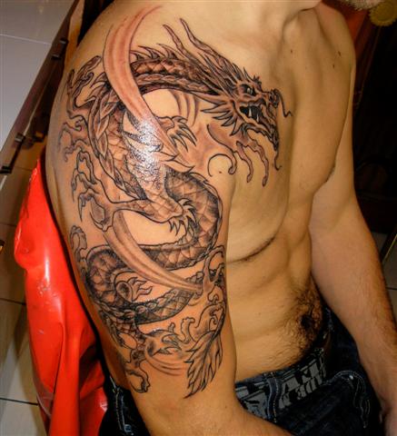 tatouage épaule homme dragon