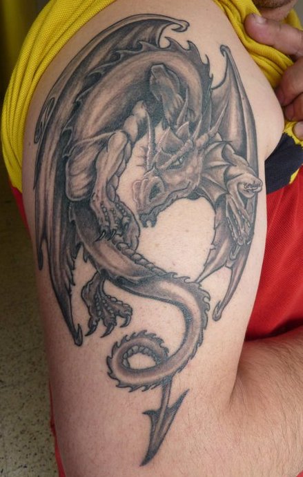 tatouage épaule homme dragon