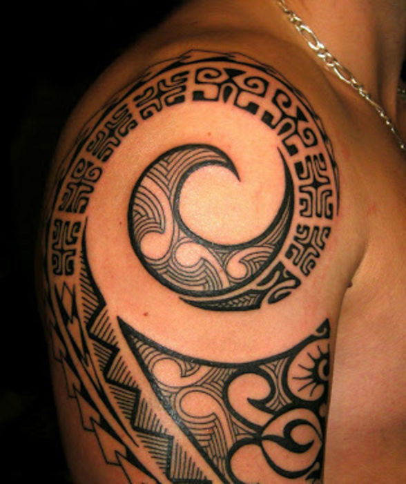 tatouage épaule homme polynésien