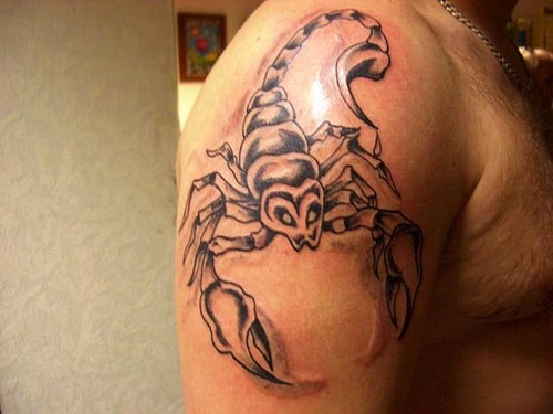tatouage épaule homme scorpion