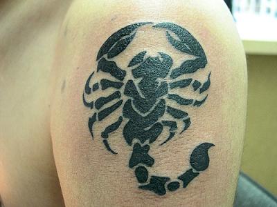 tatouage épaule homme scorpion