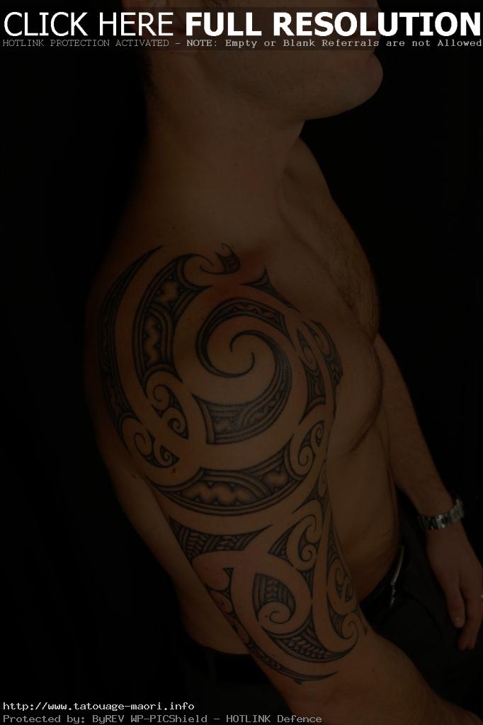 tatouage épaule omoplate homme