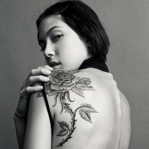 tatouage épaule ou omoplate