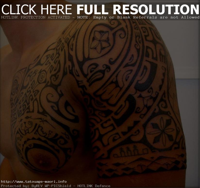 tatouage épaule pectoraux polynésien