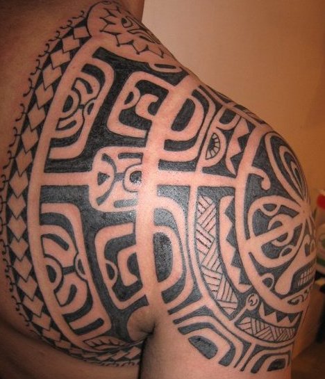 tatouage épaule pectoraux polynésien