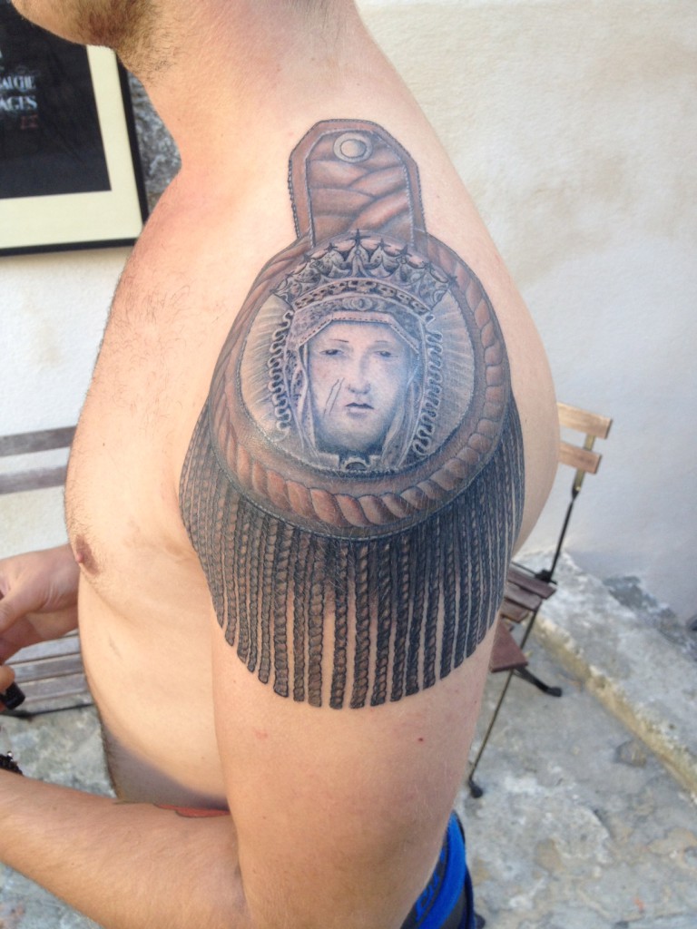 tatouage épaulette