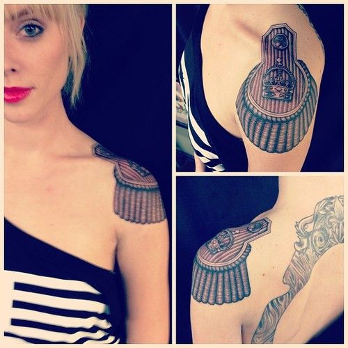 tatouage épaulette