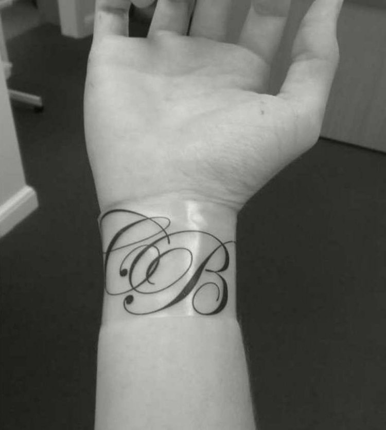 tatouage feminin initiale