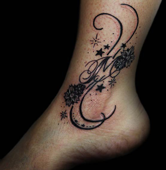 tatouage feminin initiale