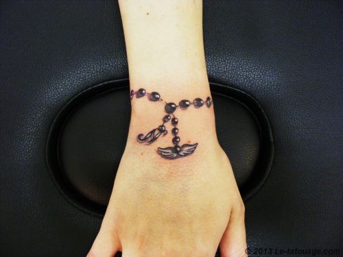 tatouage feminin initiale