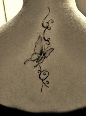 tatouage feminin initiale