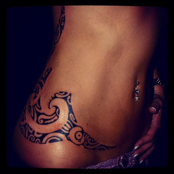 tatouage femme bas du ventre original