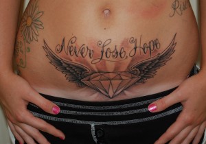 tatouage femme discret ventre