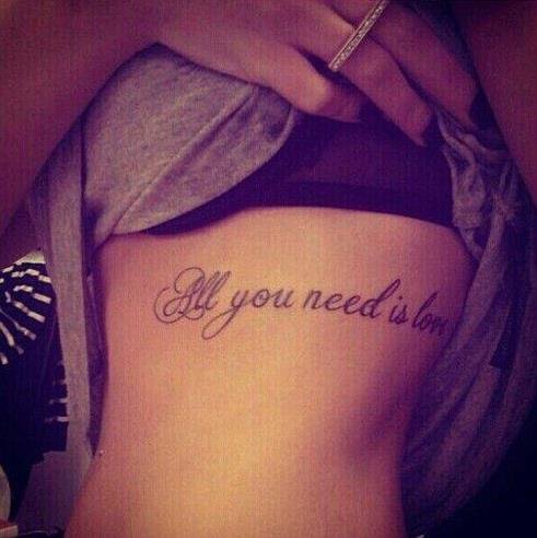 tatouage femme phrase d'amour