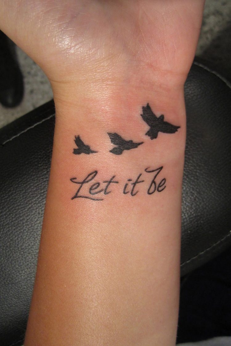 tatouage femme phrase poignet