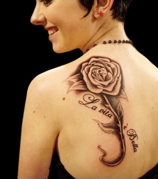 tatouage femme sur l'omoplate