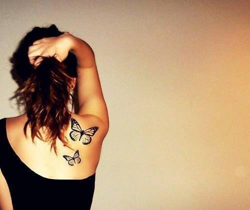 tatouage femme sur l'omoplate