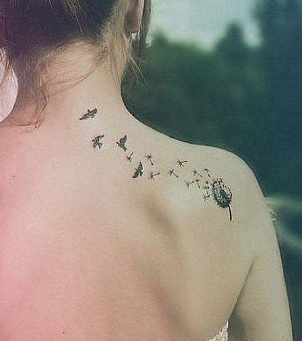 tatouage femme sur l'omoplate