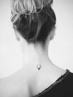 tatouage fin et discret nuque