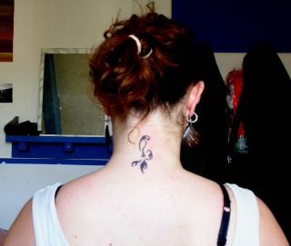 tatouage fin et discret nuque