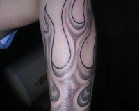 tatouage flamme avant bras noir